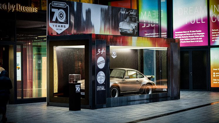 Anstatt wie von Matchbox bekannt - den Miniaturporsche in einer realen Verpackung zu sehen - finden die Besucher*innen des Porsche Brand Store in Stuttgart den echten Porsche 911 Turbo 3.3 in einer übergroßen Matchbox-Verpackung. 