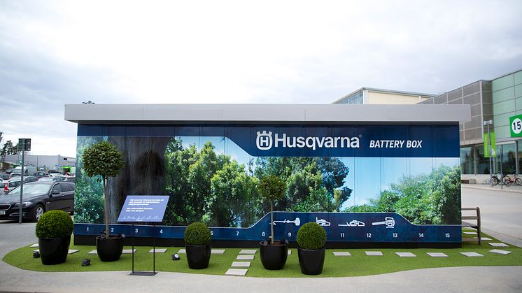 Husqvarna Battery Box är en 8x3 meter stor obemannad och uppkopplad verktygsbod som rymmer 30 elektroniska förvaringsskåp med olika batteridrivna trädgårdsredskap.