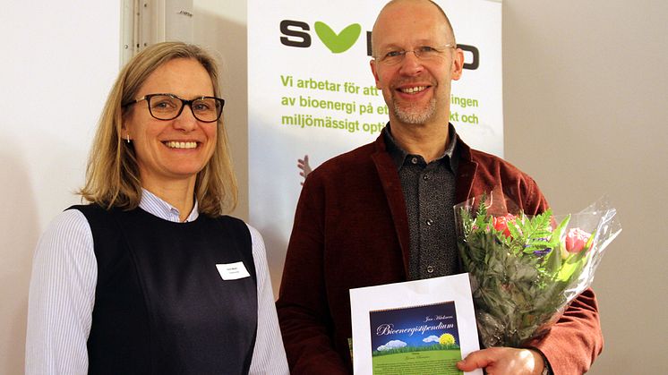 Karin Medin, ordförande i Svebio, överlämnade Jan Häckners bioenergistipendium till Göran Berndes verksam vid Chalmers. Foto: Alan Sherrard