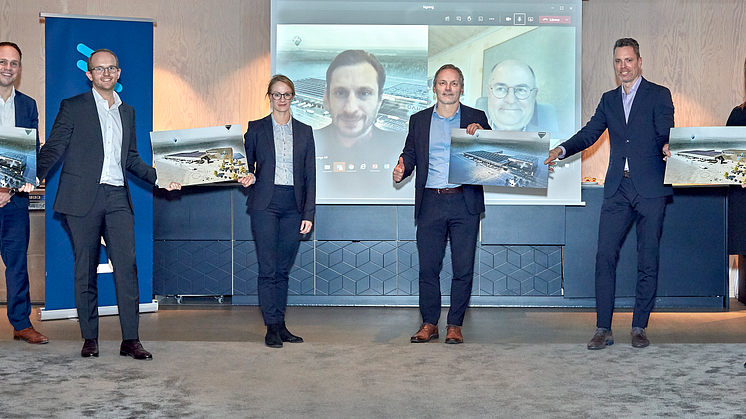 Dahl tecknar avtal med Logicenters AB om ett nytt centrallager i Bålsta. I bild från vänster: Fredrik Kjellgren (ekonomidirektör, Dahl), Mikael Laag (advokat, företräder Logicenters), Carl Johan Enegren (Business Developer, Logicenters), Stina Magnus