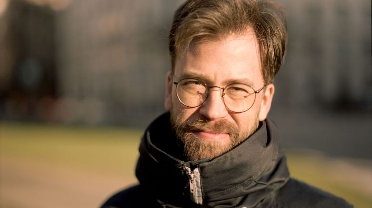 Från 90 talet har det i partikanslierna anställts många politiska sekreterare som hamrat in vikten av enkla budskap som kan ge uppmärksamhet i media, menar Fredrik Mohammadi Norén. Digitaliseringen har också förenklat att återanvända material.