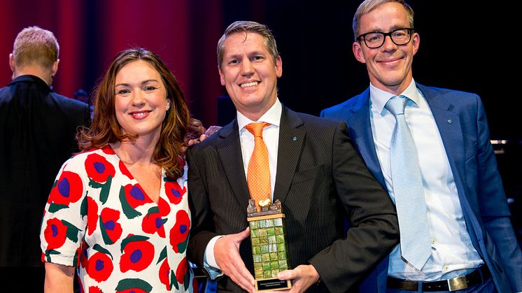 Visions ordförande Veronica Magnusson delar ut utmärkelsen Sveriges KvalitetsKommun till Henrik Thunes och Per Törnvall, Sollentuna kommun