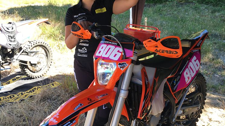 Innan körning - Emelie går igenom motorcyklar och banor.