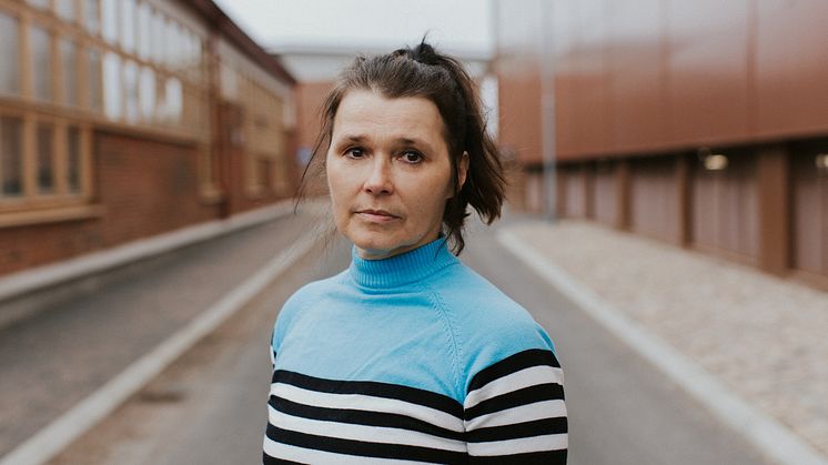 När skådespelaren Aja Rodas var liten satt hennes pappa i fängelse. Nu spelar hon sig själv i en föreställning riktad till mellanstadiebarn vid namn “Det ingen får veta om pappa”