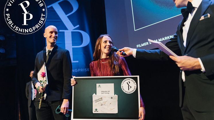 Designer Liza Pedersen och art director Erik Hellquist från Zellout tar emot Publishingpriset av moderator Jesper Rönndahl för Opusfilmen ”Opus – för din skull”. (foto: Stina Stjernkvist)