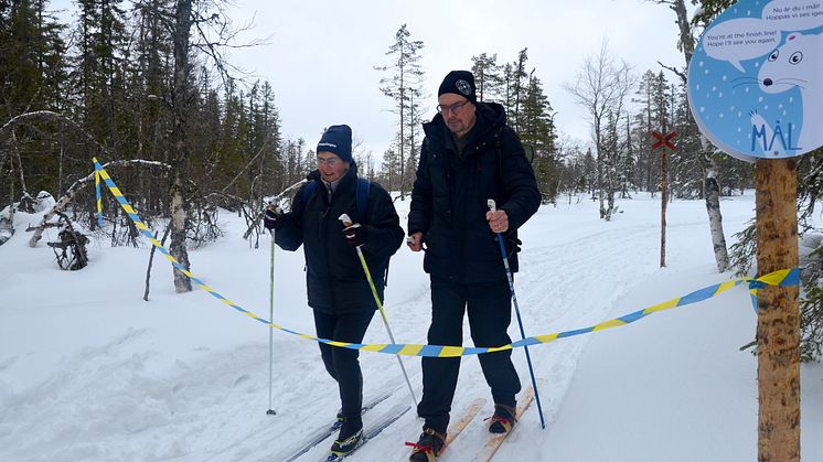 Tillsammans korsade landshövding Ylva Thörn och kommunstyrelsens ordförande i Orsa kommun, Mikael Thalin, mållinjen på prins Gabriels skidled i Koppången. Foto: Anna Nylander