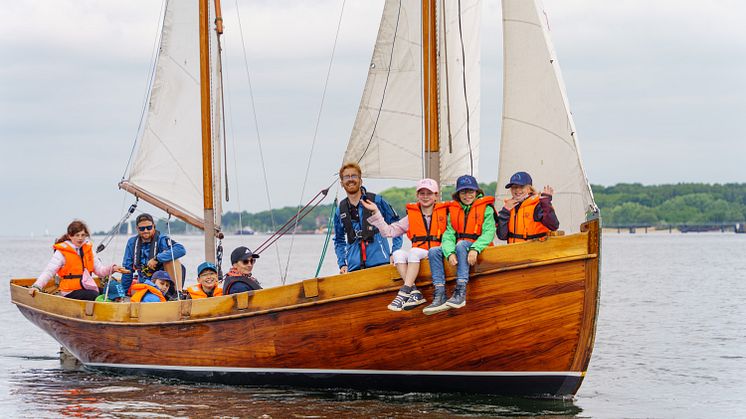 Bevor die Segelkinder das Steuerrad an die Erwachsenen zurückgeben, segeln sie noch ein letztes Mal vor dem Camp 24/7