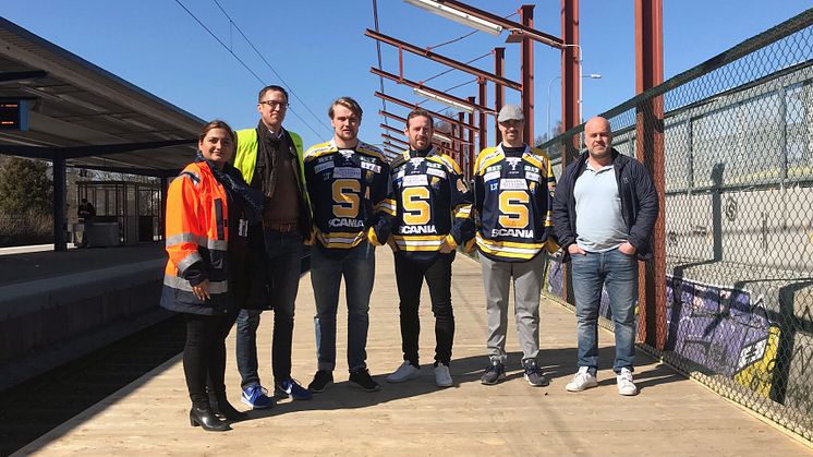 Från vänster: Mahsa Eshghinejad stationschef Östertälje, Jan Magnusson projektledare MTR, SSK-spelarna Ludwig Blomstrand, Stefan Gråhns och Alexander Sahlin, samt Peter Larsson chef kompetensförsörjning Telge Tillväxt.