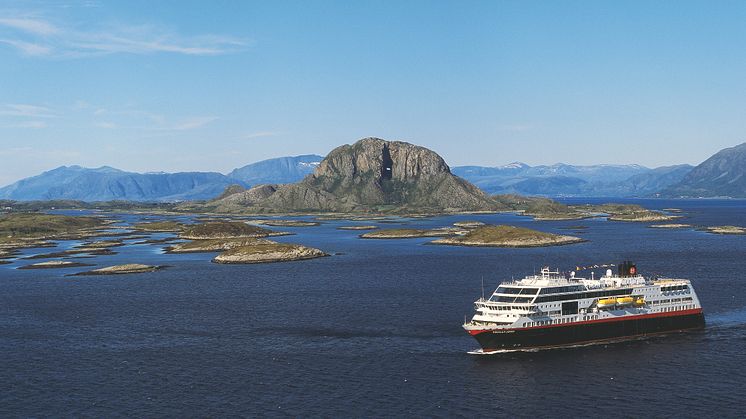 MS-Trollfjord-Torghatten Brønnøysund-56772-Foto-Hurtigruten-Norway