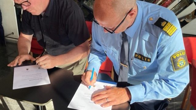 Kommunstyrelsens ordförande Staffan Jansson (S) och lokalpolisområdeschef Lars Jansson skrev under medborgarlöftet vid en pressträff 14 juni.