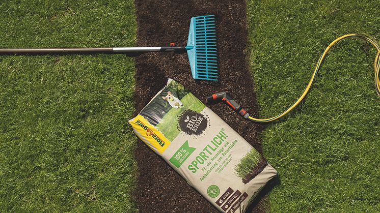 Für die Rasenkur im Frühjahr eignen sich die Rasenpflegeprodukte Sportlich! und Rasensand von Floragard ideal.