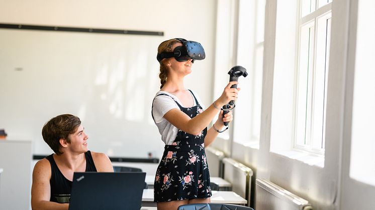 Elever på Realgymnasiet med VR-glasögon.