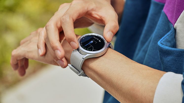 7. Galaxy Watch4_Lifestyle_Google Maps.jpg
