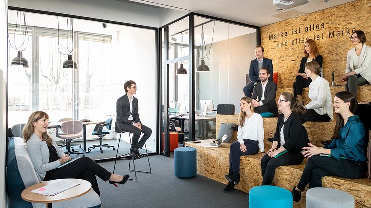 In Zeiten von mobile Work und Homeoffice rückt im Büro vor allem das gemeinschaftliche Arbeiten in den Fokus. Bild: GMK Markenberatung, Köln