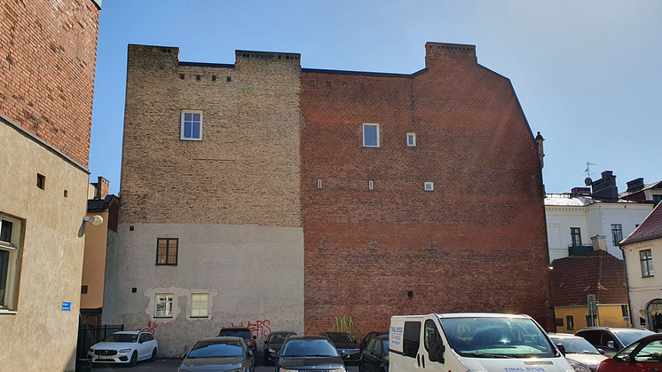 Väggen för muralmålningen på Stora Gråbrödersgatan 12.