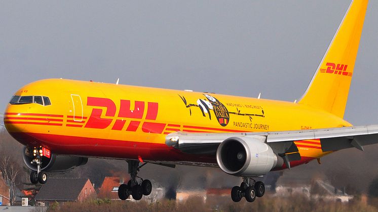 Två pandor på resa med DHL