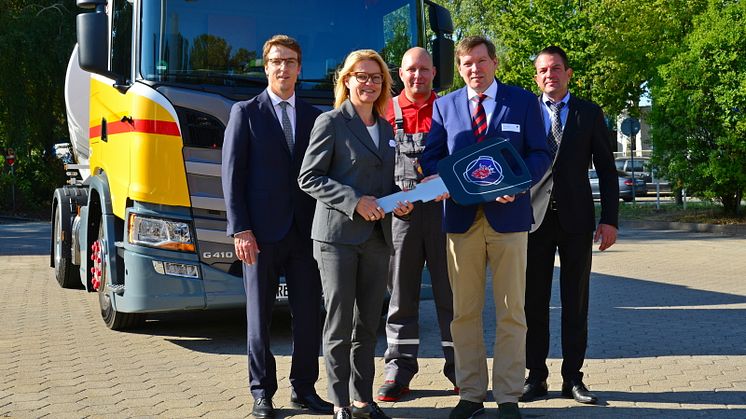 Die Schlüsselübergabe des Scania G 410 mit Gasmotor für den Betrieb mit LNG an die Firma Klaeser.
