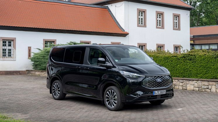 Ford E-Tourneo Custom_Titanium_X (1).jpg