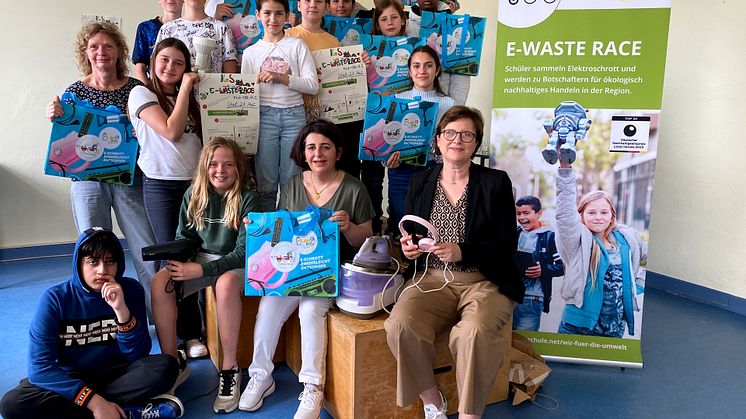 Schülerinnen und Schüler der IGS Süd Frankfurt Monika Dorn (Marketingreferentin FES), Hilime Arslaner, Stadtverordnetenvorsteherin Stadt Frankfurt und Schirmherrin des Projekts, Beatrice Meyer, Referentin Zurich Kinder- und Jugendstiftung (v.l.)