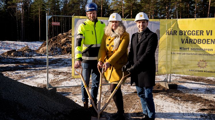 Simon Svensson (Consto), Monika Bubholz (MP) och Stefan Jonsson (S) tog det första spadtaget för Stockfallets vårdboende. Bild: Consto