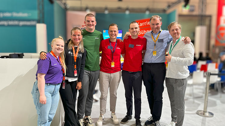 Ein Teil des Avacon-Teams organisiert eine Quiz-Show auf der Karrierebühne. Der Gewinn: Powerbanks.