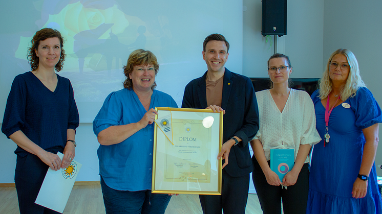 Från vänster: Hanna Boström, Universitetsadjunkt, Anna Josse Eklund, programledare för Sjuksköterskeprogrammet, Stefan Jonsson (S), ordförande i vård- och omsorgsnämnden, Tea Stankovic, huvudhandledare för SSK-studenter och Maria Söder, enhetschef.
