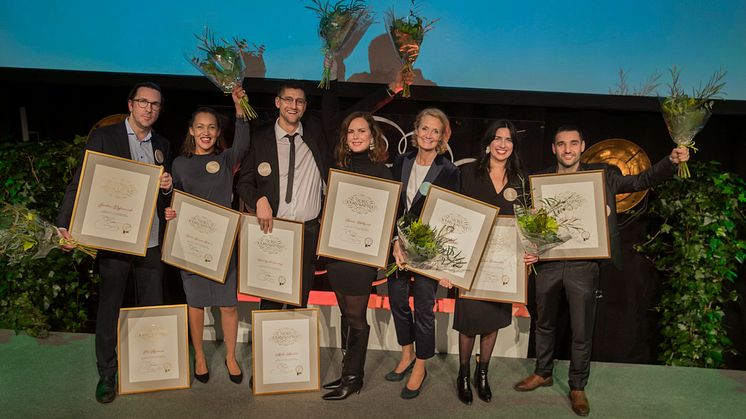 Från vänster: Per Agerman, Linda Larsson Kakuli, Axel Gordh Humlesjö, Hanna Hellquist, Bibi Rödöö, Rosa Fernandez, Karwan Faraj. Ur bild: Malin Mendel och Joackim Dyfvermark. Foto: Magnus Bergström.