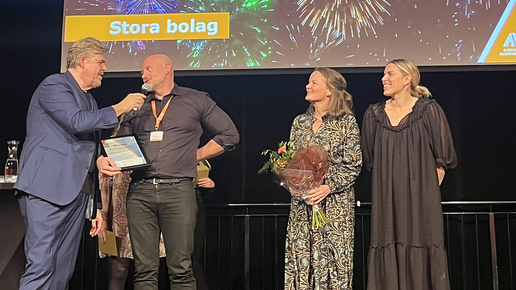 Oskar Scheiene, Anna Hermansson och Sara Keränen från Bostadsbolaget tar emot priset "Bästa klimatinitiativet 2023"