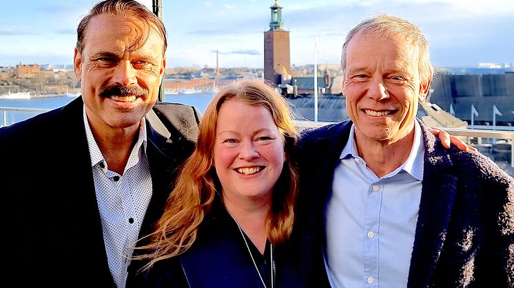 Grundarna av rymdföretaget I.S.A.A.C. (Mattias Hansson och Cecilia Hertz) bjuder på Rymddrink och en unik blick mot framtiden, signerad astronaut Christer Fuglesang (t.h.).