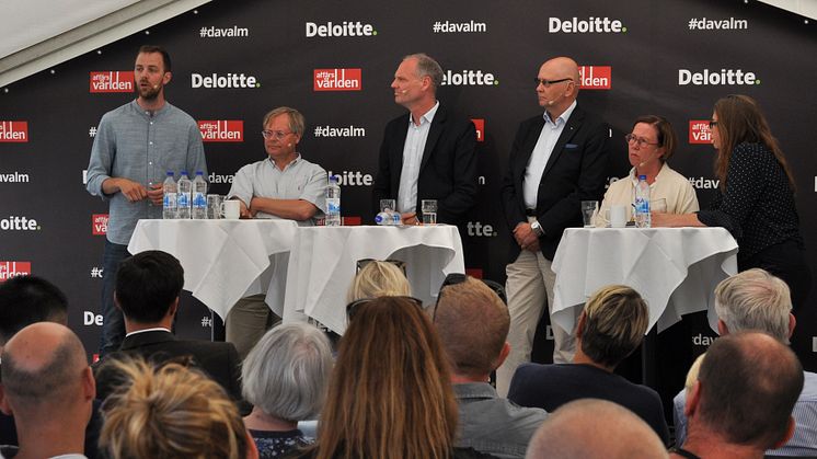 Från vänster: Andreas Lundgren, Head of Engineering för Tink, Martin Gren, medgrundare av Axis, Peter Löfgren, CEO på Synerleap (ABB), Klas Wåhlberg, vd på Teknikföretagen och Madeleine Sjöstedt, generaldirektör på Svenska institutet (SI). 