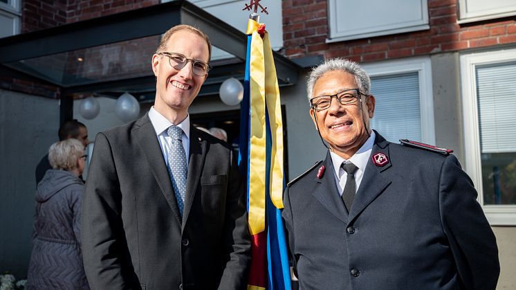 Socialborgarråd Jan Jönsson och Frälsningsarméns ledare i Sverige/Lettland, Clive Adams,vid invigningen av Halvvägshuset Kurön-Stockholm.  Foto: Jonas NImmersjö