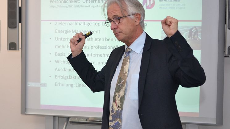 Initiiert und begleitet die Gründerbar: Prof. Dr. Hans-Rüdiger Kaufmann. Foto: Franz Motzko
