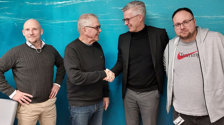Vid avtalssigneringen: Jimmy Månsson, försäljningschef HMAB, Hans Ribba, projektansvarig i värmegruppen hos BRF Ljungdala, Mats Didriksson, vd HMAB, Christoffer Madsen, projektledare HMAB.