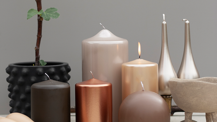  Blockljus, droppljus och kulljus i naturtoner, beige, koppar, lin metallic, ljusbeige, matt och metallic från VIO Ljusfabrik