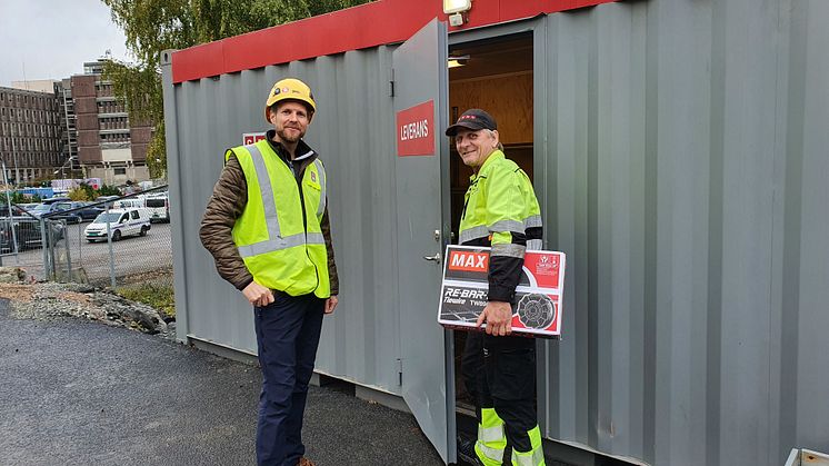 Logistikkleder hos JM  Norge og sjåfør fra Skedsmo Bud & Vare er begge svært fornøyde med den nye leveringscontaineren.