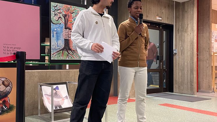 Laith Alkeddeh och Siphosethu Khumalo från ungdomsfullmäktige klippte bandet och invigde utställningen Visit Nabo Art Book på Stadsbiblioteket