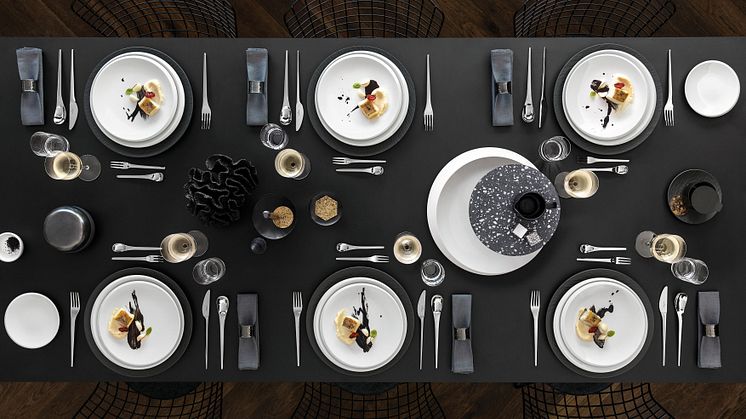 Reaching for the moon and stars – Cosmic moments of pleasure in porcelain 