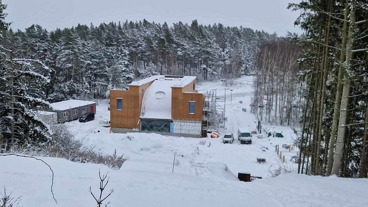 En tio meter hög ceremonilokal byggs inne i Järvas kulturreservat. Entreprenör är Winge Byggnads AB. Trots alla försäkringar lyckades kyrkogårdsförvaltningen inte hålla budget, och måste nu be kommunfullmäktige om mer pengar.