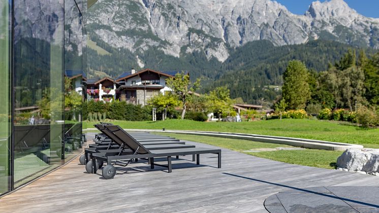 Wellness Terrasse mit Holz: „ATMOSPHERE by Krallerhof