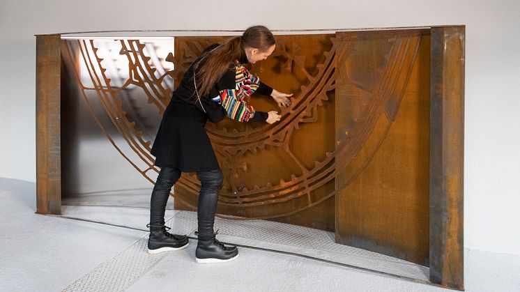 Mönsterbilden till verket har Outi Pieski hämtat från en dekorerad sked i älghorn från museets samlingar. Foto: Karolina Kristensson, Nordiska museet.