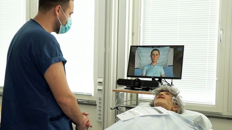 Unikt pilotprojekt på Högskolan Väst: Simon Lundgren och ett 20-tal andra sjuksköterskestudenter tränar svåra patientsamtal med hjälp av en avatar. 