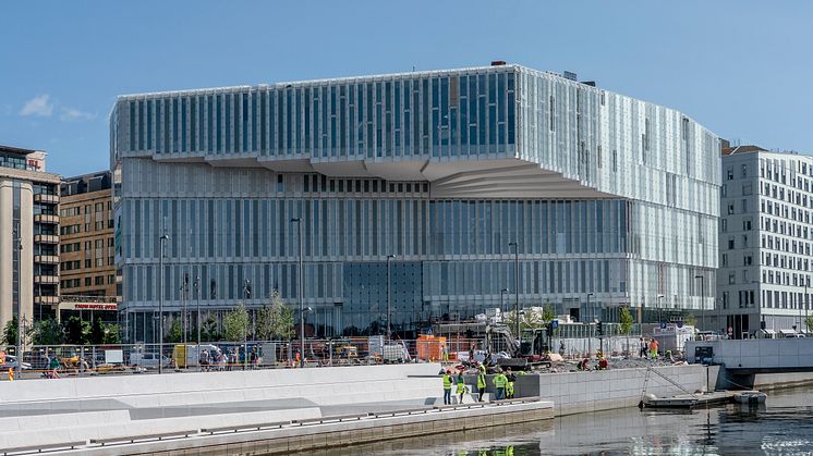 Deichman Bjørvika is located between the Opera House and Oslo Central Station. 