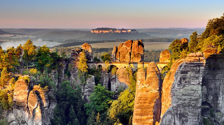 Lohmen_Bastei_und_Burg_Königstein_im_Nationalpark_Sächsische_Schweiz