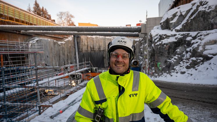 Vi hanterar materialrörelser och lastförändringar utifrån temperaturväxlingar. Det är en levande konstruktion som rör sig med temperaturen i ett samspel mellan jord, berg och stödkonstruktionen i stål, säger Anders Palmén, teknikspecialist på YIT.