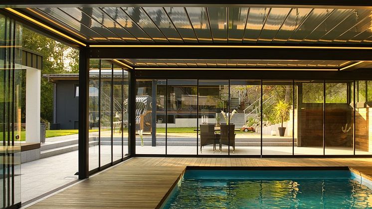 Terrassenüberdachung wird zum Poolhaus dank Sonderanfertigungen