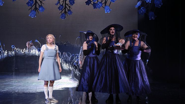 Stina Eriksson i rollen som Rapunzel. Nils Dernevik, Gisela Swarting och Evamaria Björk som häxorna Go, Tho och Hel. Fotograf: Micke Sandström
