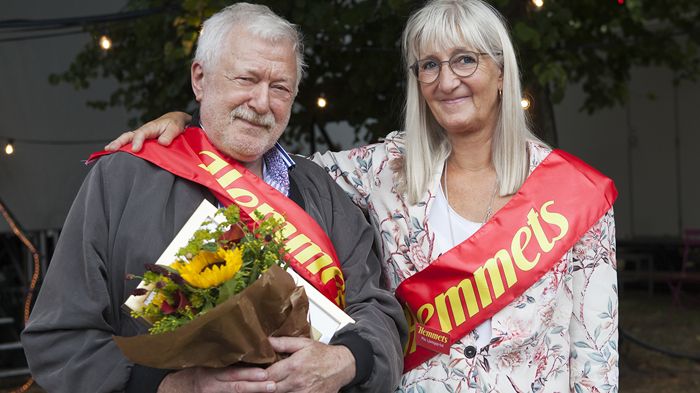 2016 års vinnare i SM i korsord Ove Lindgren tillsammans med Hemmets chefredaktör Pia Ljungqvist.