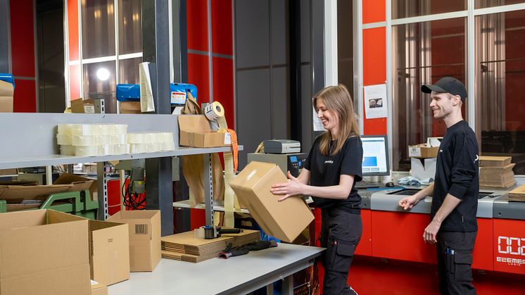 Order packas på huvudlagret i Jönköping