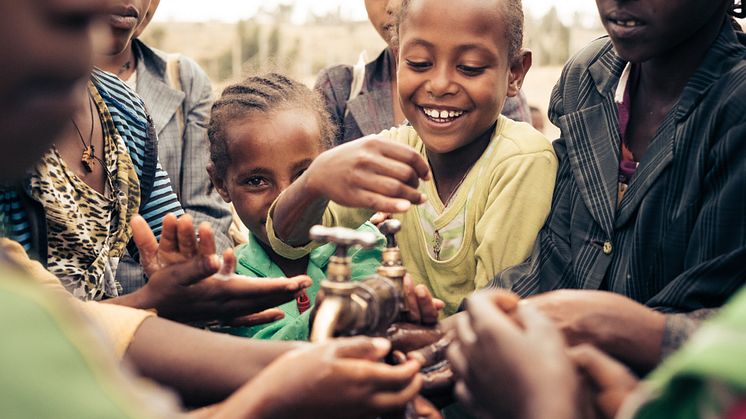 Hände waschen, Äthiopien. Foto: Henrik Wiards für Viva con Agua