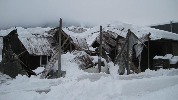 Bygning som har kollapset av snøen